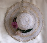 Transformation : chapeau de paille colorée, coposition florale, dentelle ancienne restaurée.