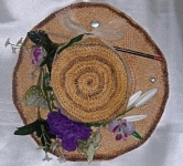 Transformation : chapeau de paille colorée, coposition florale, dentelle ancienne restaurée. 