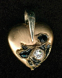 Pendentif coeur deux ors, pierre noire et blanche, laque noire.